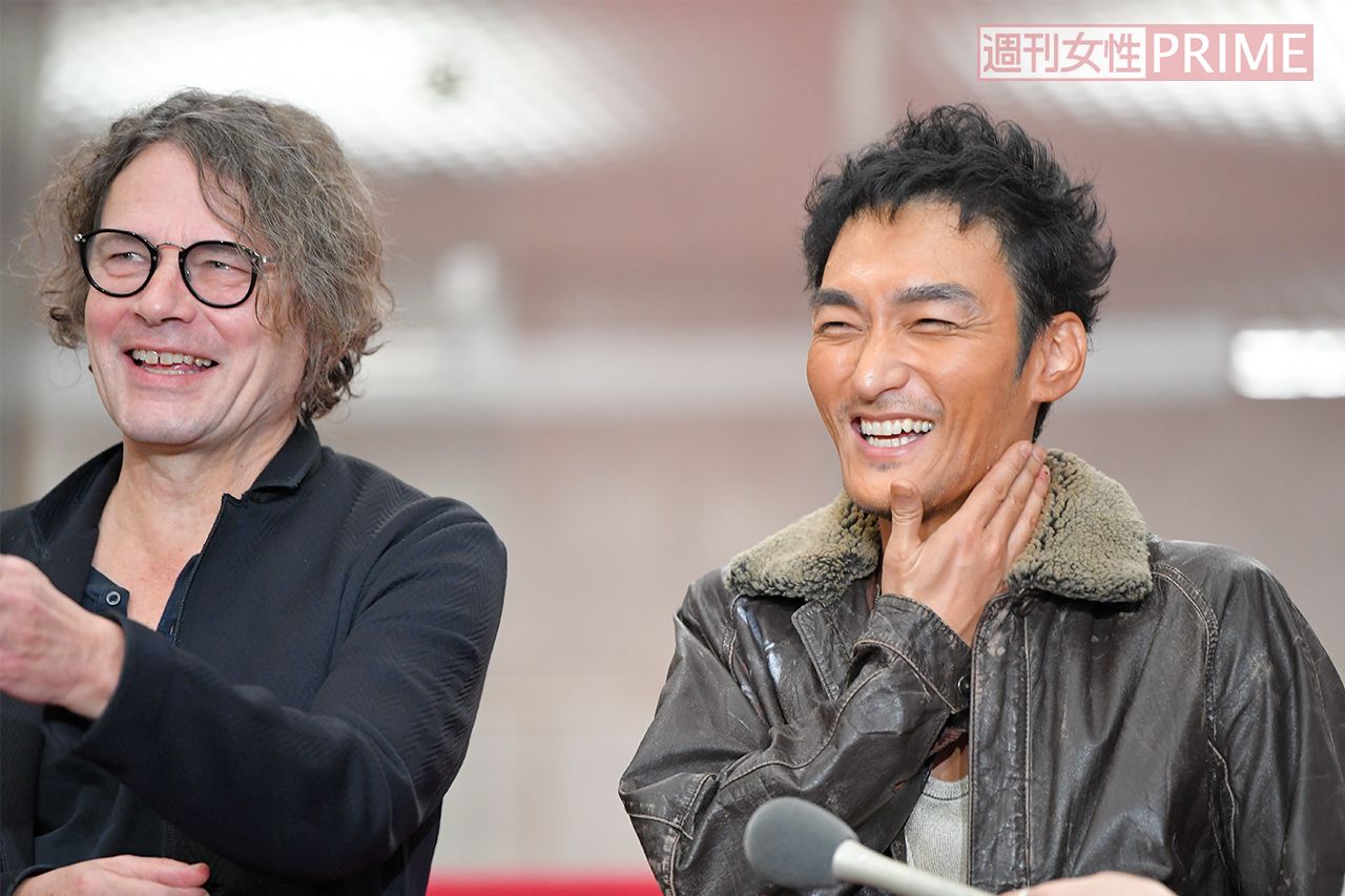 ステージでのムキムキ姿＆低音ボイスから一転、ステージを下りるといつもの穏やかスマイル。演出家・ルヴォー氏は、「彼はいい演出家にもなれるんじゃないかと思っています」と草なぎを絶賛　撮影／渡邉智裕