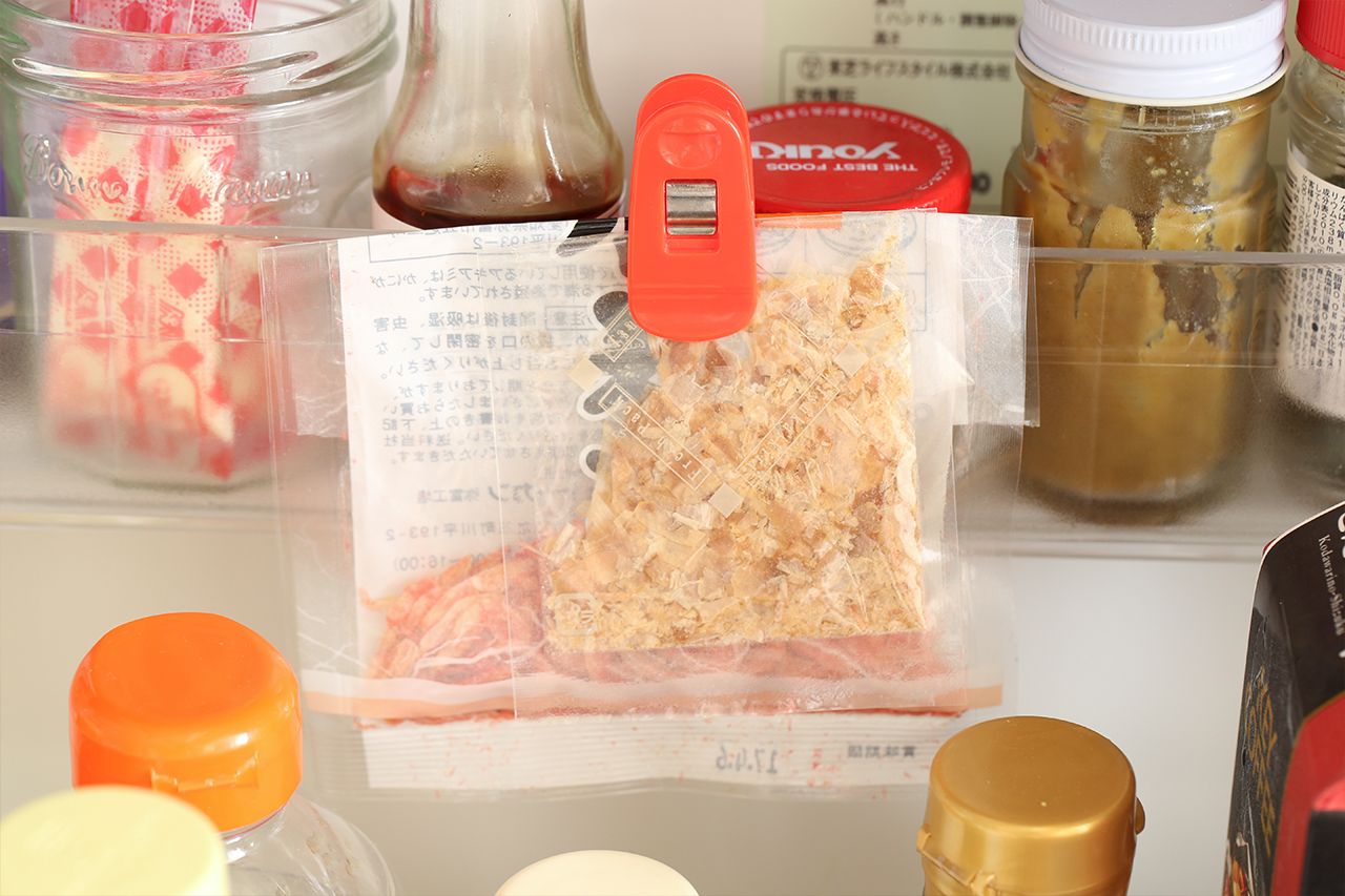 【裏ワザ2】使いかけの乾物などは、大きめのクリップでドアポケットに引っかけて目につくように！「衛生的ですし、忘れずに使いきれます」