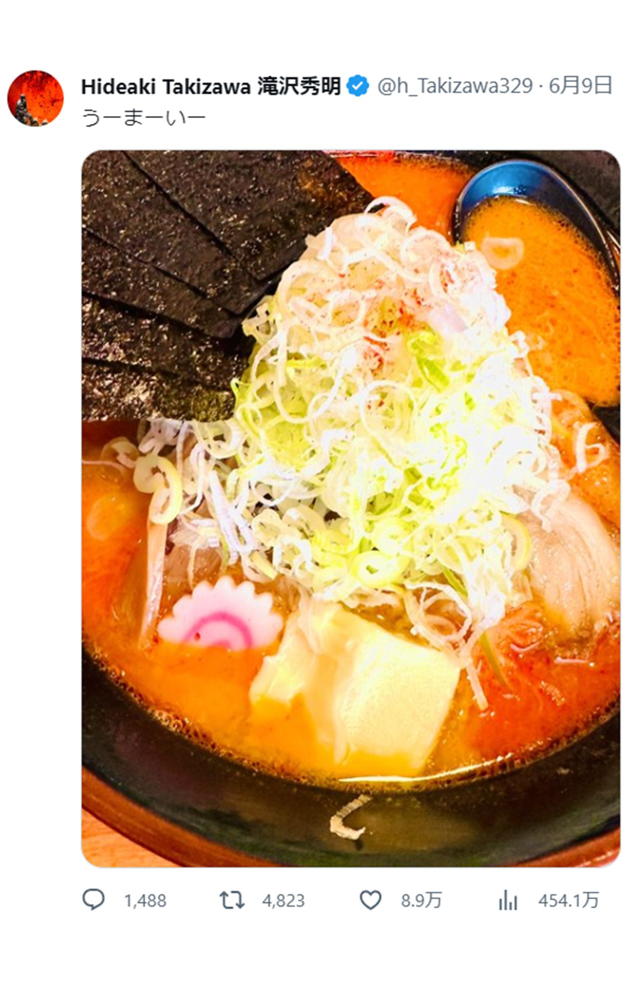 約1か月ぶりに更新されたのは、赤いスープが特徴のラーメン写真（滝沢秀明Twitterより）