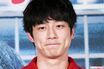 坂口健太郎がアンバサダーの『プラダ』10万円超え新作シャツ「食べこぼし？」「どう見ても汚れ」の衝撃デザイン