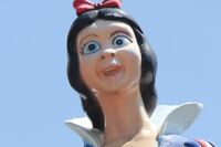 もしかして白雪姫ですか？ 日本人の度肝を抜く「中国奥地のヤバい遊園地」を仰天リポート！