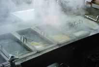 常時、硬めん、中めん、軟めん状態のうどんがゆでられている