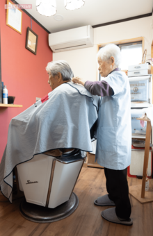 背筋をしっかり伸ばし、年齢を感じさせない集中力で髪をカットしていく（撮影／北村史成）