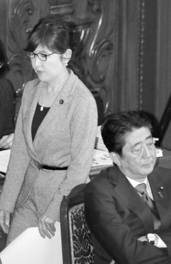 籠池理事長の国会喚問で、安倍首相は稲田防衛相（左）をどこまで守れるか