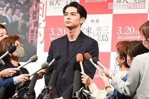 '20年3月、涙の謝罪会見を行う東出。だがその後、杏とは離婚