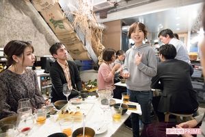 ブルガリアのバニッツァを作り、台所から見えた経済状況や文化に関する話に耳を傾ける参加者　撮影／伊藤和幸