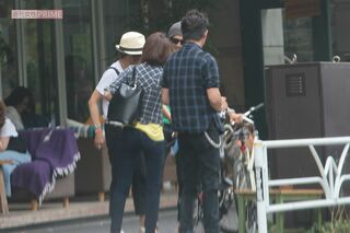 2015年6月、都内のカフェで食事をした木村拓哉夫妻と稲葉浩志夫妻