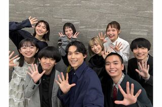 映画『秒速5センチメートル』初日舞台挨拶のオフショット(映画公式Xより)