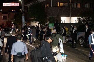 小室圭さんの帰国当日、横浜市内の実家前にはマスコミや警察官や一般人が大勢集まった（'21年9月）