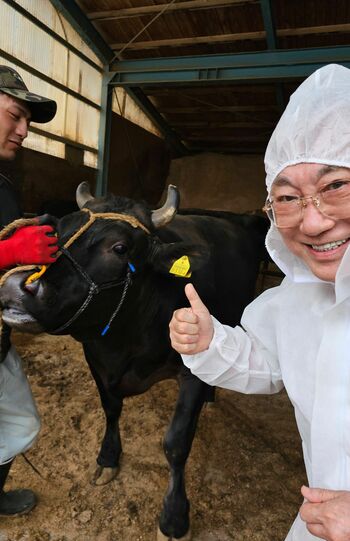 飛騨牛を直接買いつけに行った高須院長（高須克弥さん提供）