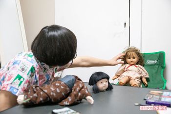 首が取れた孔子くんと、１番古い付き合いの人形だというみゆき　撮影／矢島泰輔