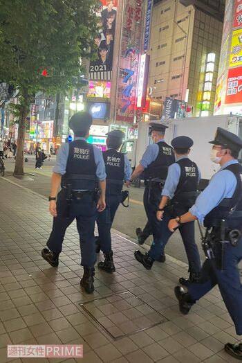 トー横周辺では1時間に1回警察の見回りが行われているが、そのたびにキッズたちはいったん解散し、またどこからか集まるという繰り返し