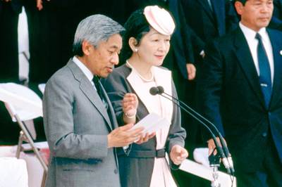 写真⑥陛下をかばうように、思わず手を出された。1992（平成4）年10月4日 　