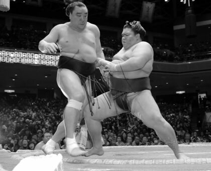 初金星を日馬富士から上げた御嶽海。場内は座布団が舞った（一月場所2日目）