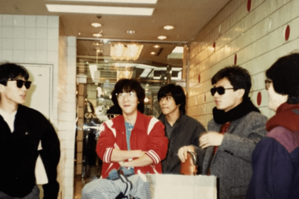 『オメガトライブ』というプロジェクトで発売された楽曲はヒットを記録していく。しかし、与えられるだけで制作に携われないメンバーたちの心境は複雑だったという