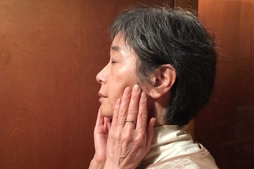 耳下腺マッサージは、耳の下より少し前の位置に3本の指を当て、円を描くように動かす