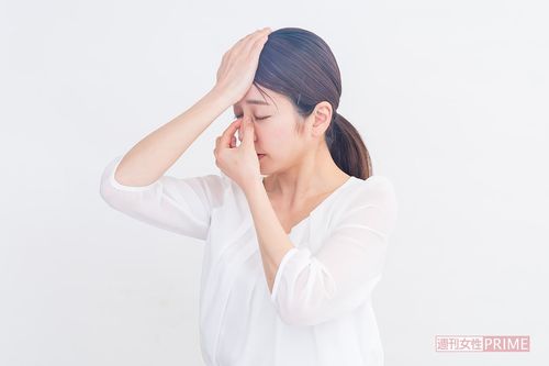 (2)同時に、片手でおでこを押し上げる……もう片方の手のひらをおでこに置いて、上に押し上げる。くぼんだ眼窩が引っ張り出され、瞳が大きく、鼻も高く見えるようになる。《POINT》ひじを机などにつけて押し上げるとらくちん！