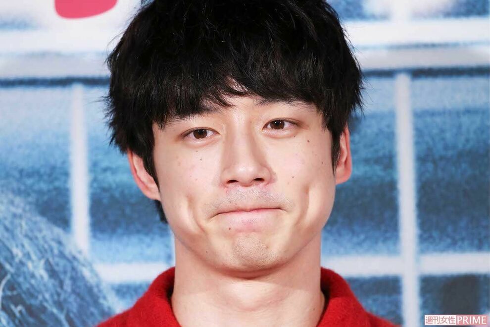 坂口健太郎がアンバサダーの『プラダ』10万円超え新作シャツ「食べこぼし？」「どう見ても汚れ」の衝撃デザ…