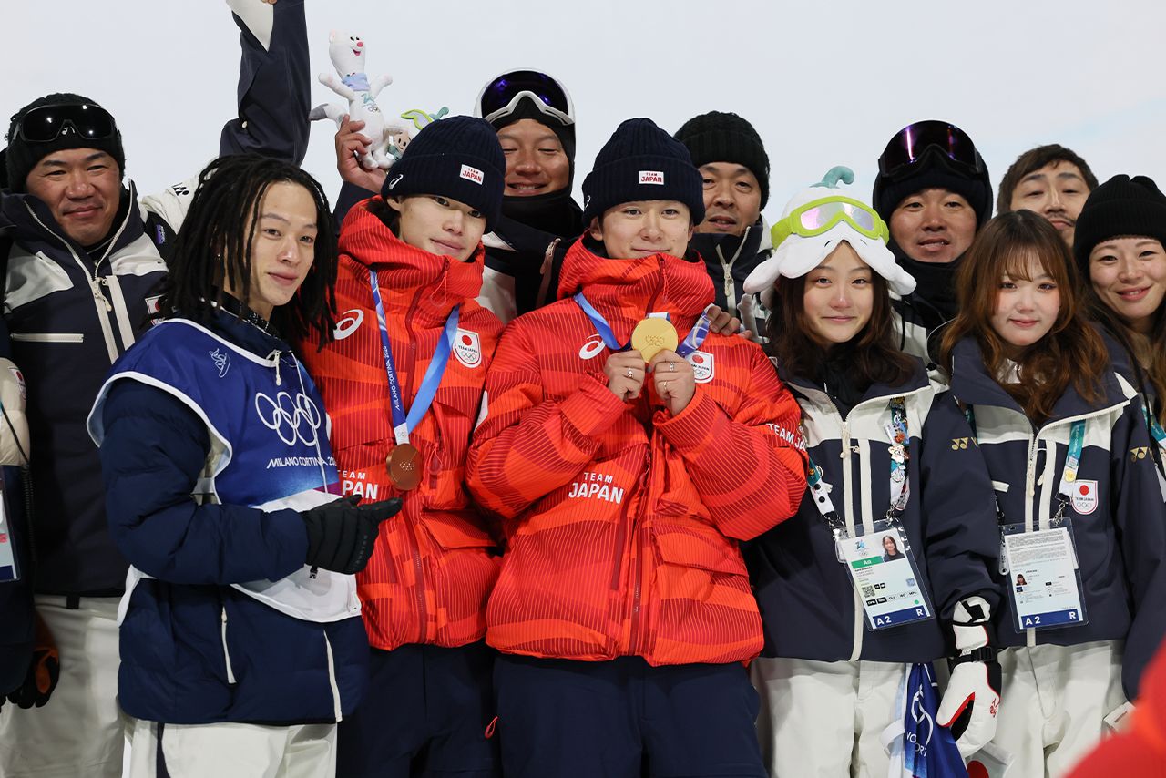 7位に終わった平野歩夢らと記念撮影をする戸塚優斗と山田琉聖　撮影／JMPA