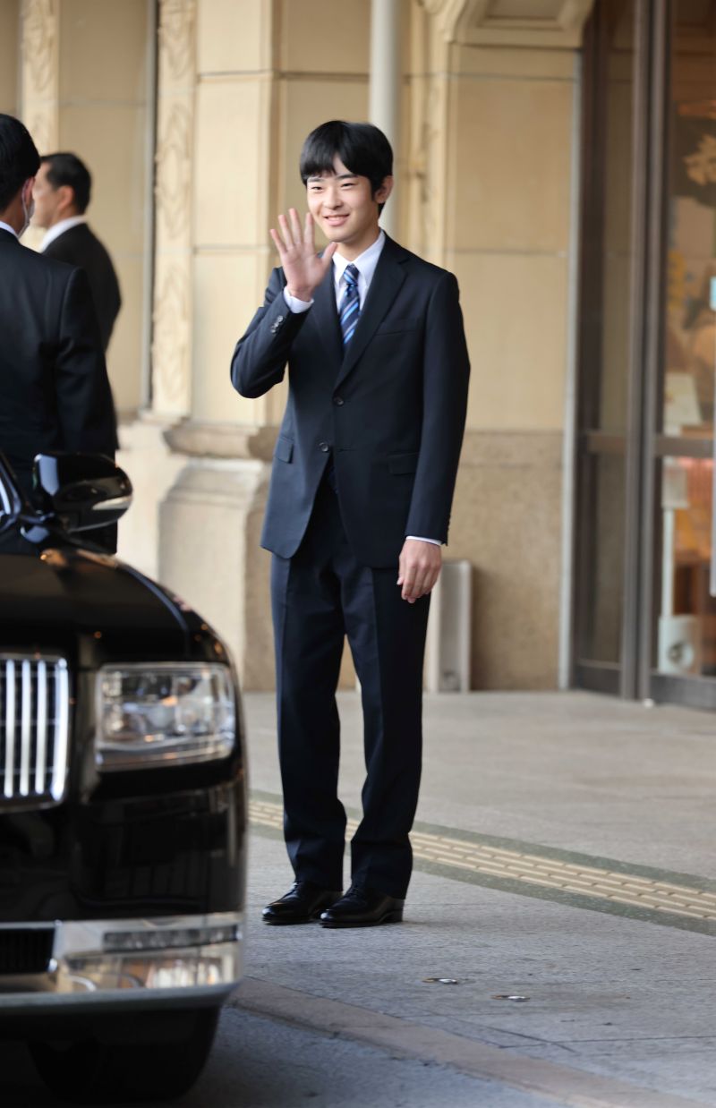 9月7日、宇治山田駅の駅頭にて笑顔でお手振り