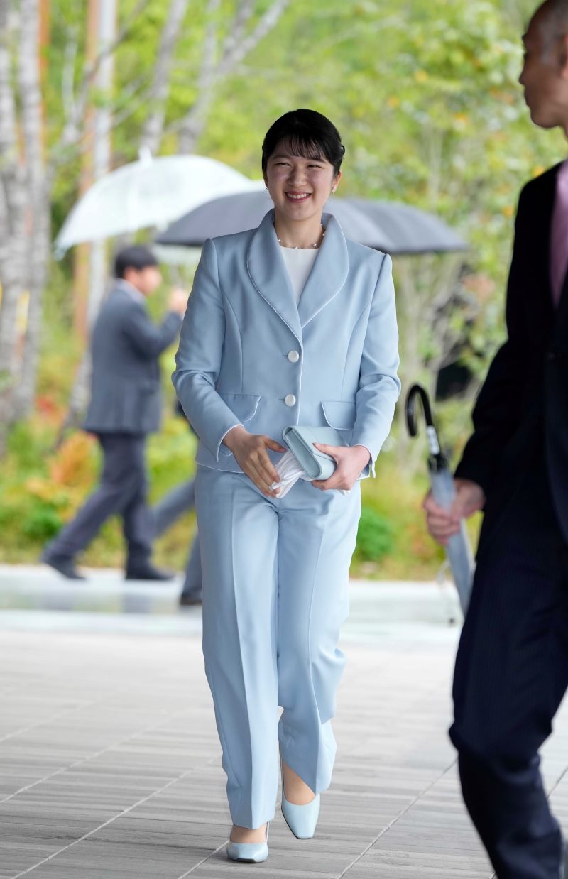 初日に着用されたパンツスーツは万博をご視察された際もお召しに