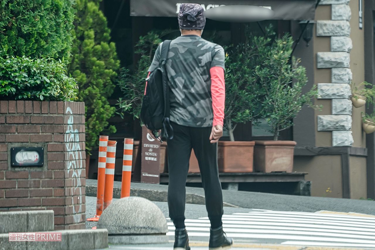 '20年5月、高級住宅街を歩く吉川晃司