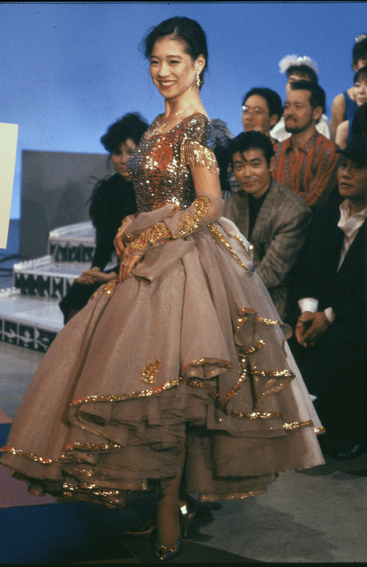 『難破船』で『夜ヒット』出演の明菜（'87年）。トーク中とは打って変わって歌唱に入ると別人のような儚げな雰囲気になった