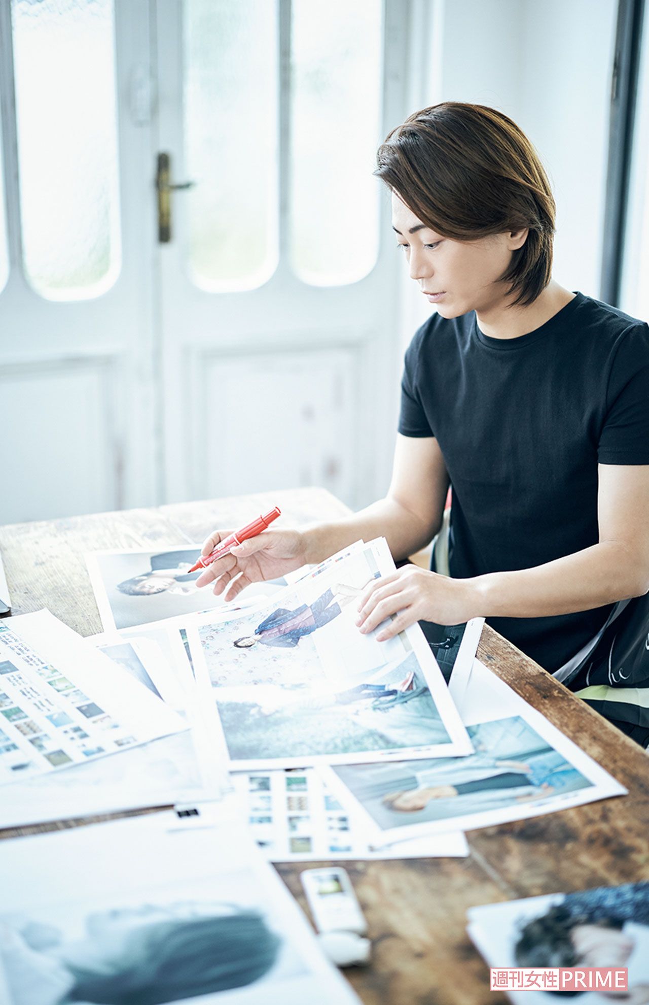 刷り上がった色校を並べて。デビュー20年の重みがずっしり!!　撮影／廣瀬靖士