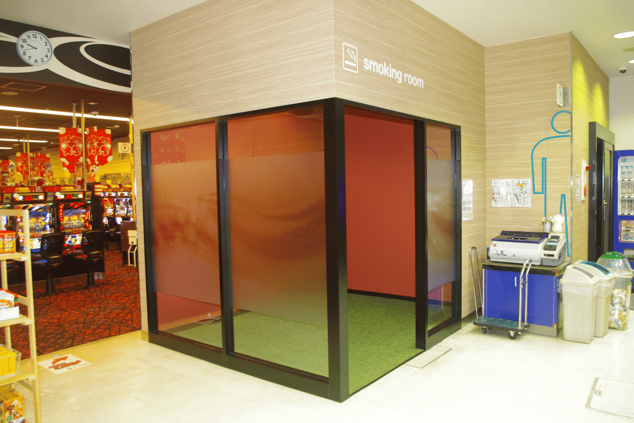 広々とした喫煙室（ぱちんこ大学A館　久米川店）