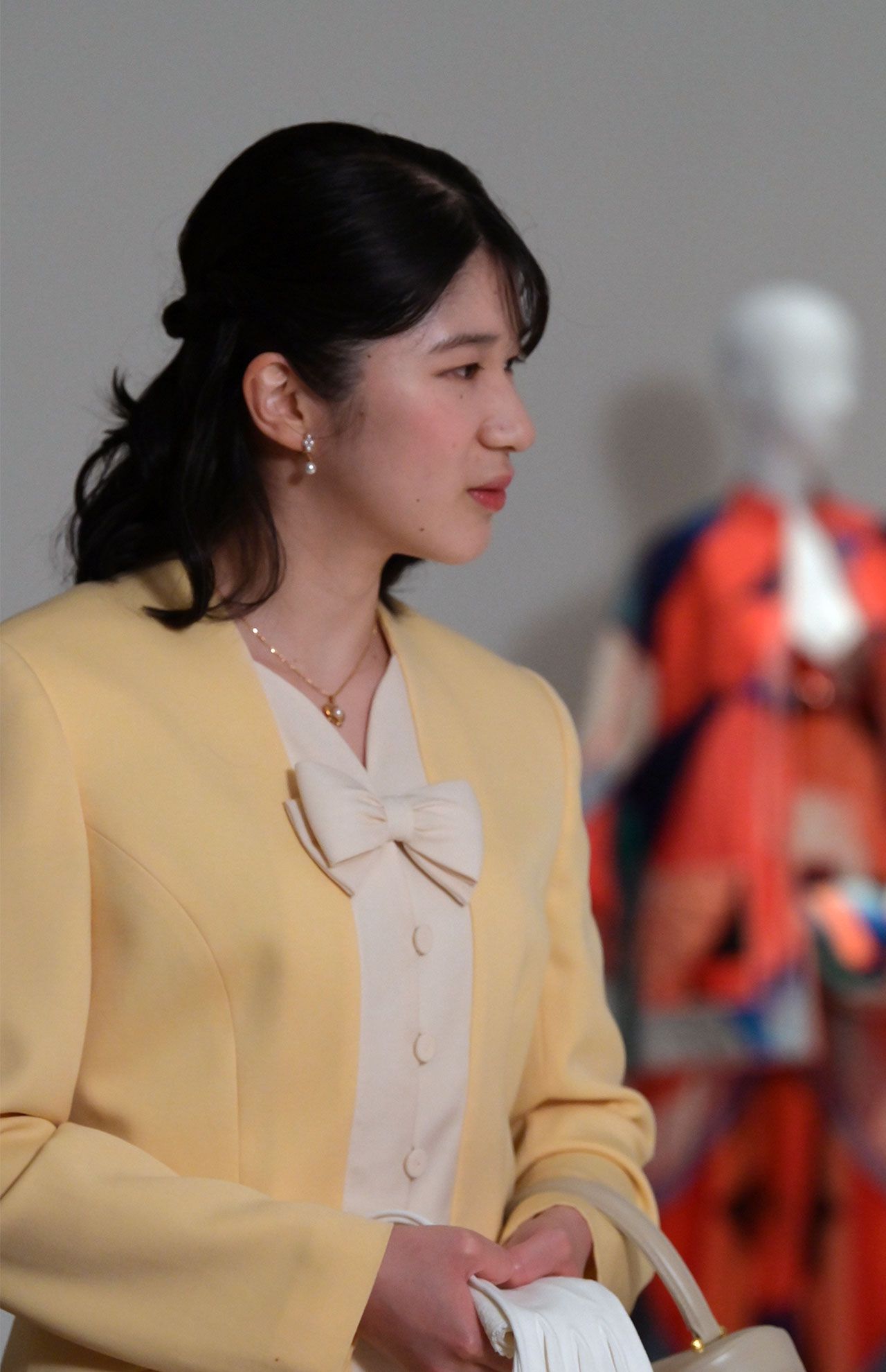 6月25日、ファッションデザイナー・森英恵さんの生誕100年を記念した展覧会を鑑賞された愛子さま。真剣なまなざしで展示されている洋服を鑑賞されて