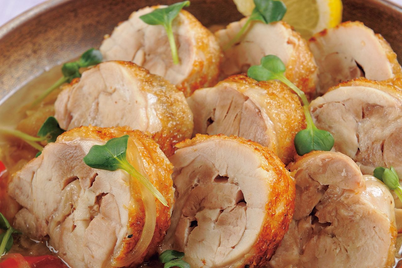 鶏ももロールの新玉ねぎ蒸し
