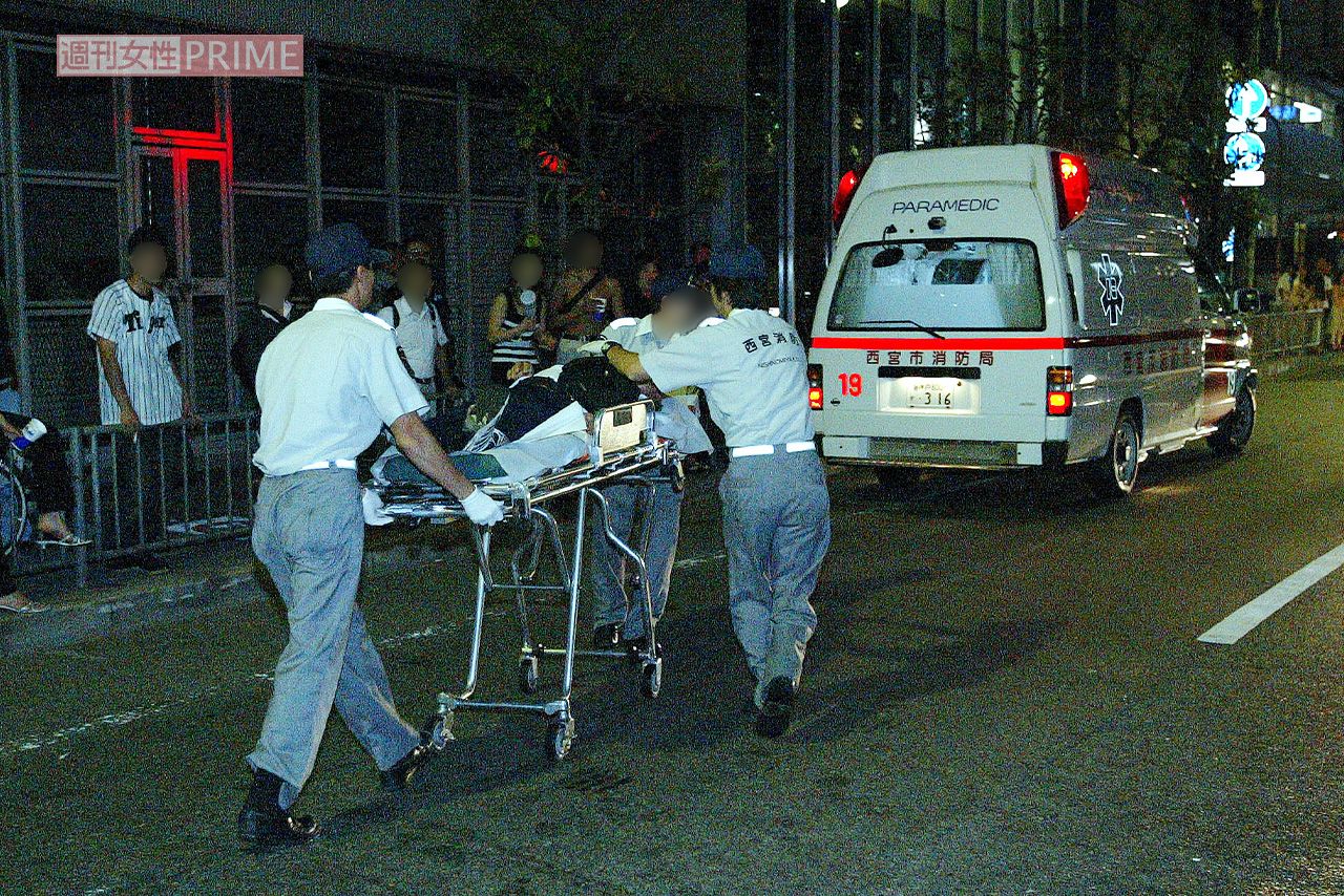 2003年9月15日、阪神タイガースの優勝を祝う一方で救急隊が駆けつける場面も