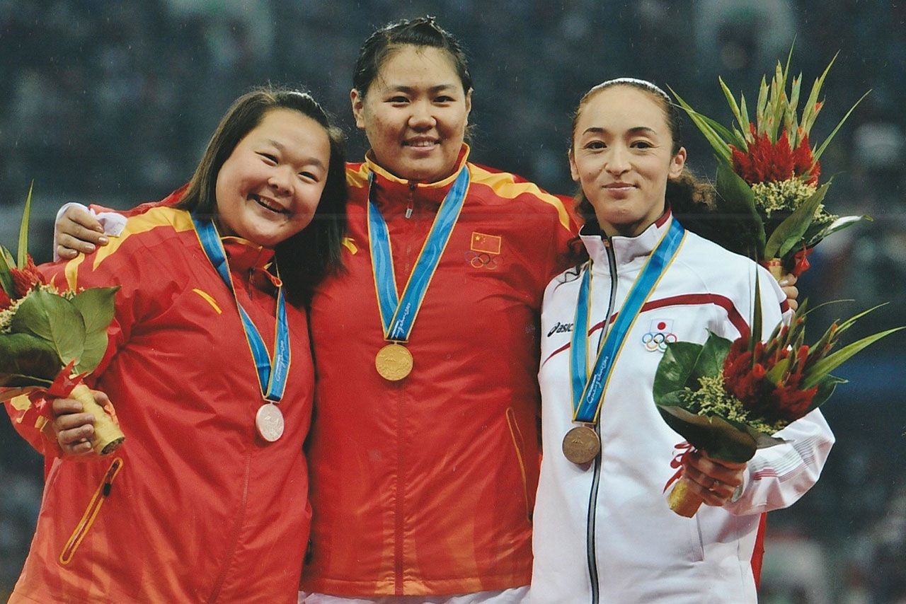 オペ後の回復に苦労しつつ、ハンマー投げでは銅メダルに輝いた室伏由佳さん（右）。翌年、現役を引退する決意をする