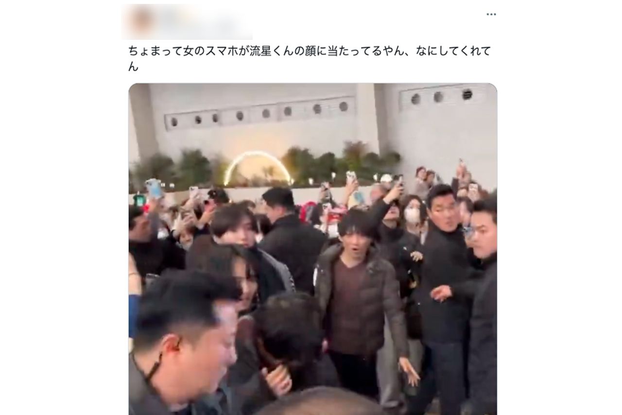 帰国の際、女性ファンからもみくちゃにされるなにわ男子（Xより）
