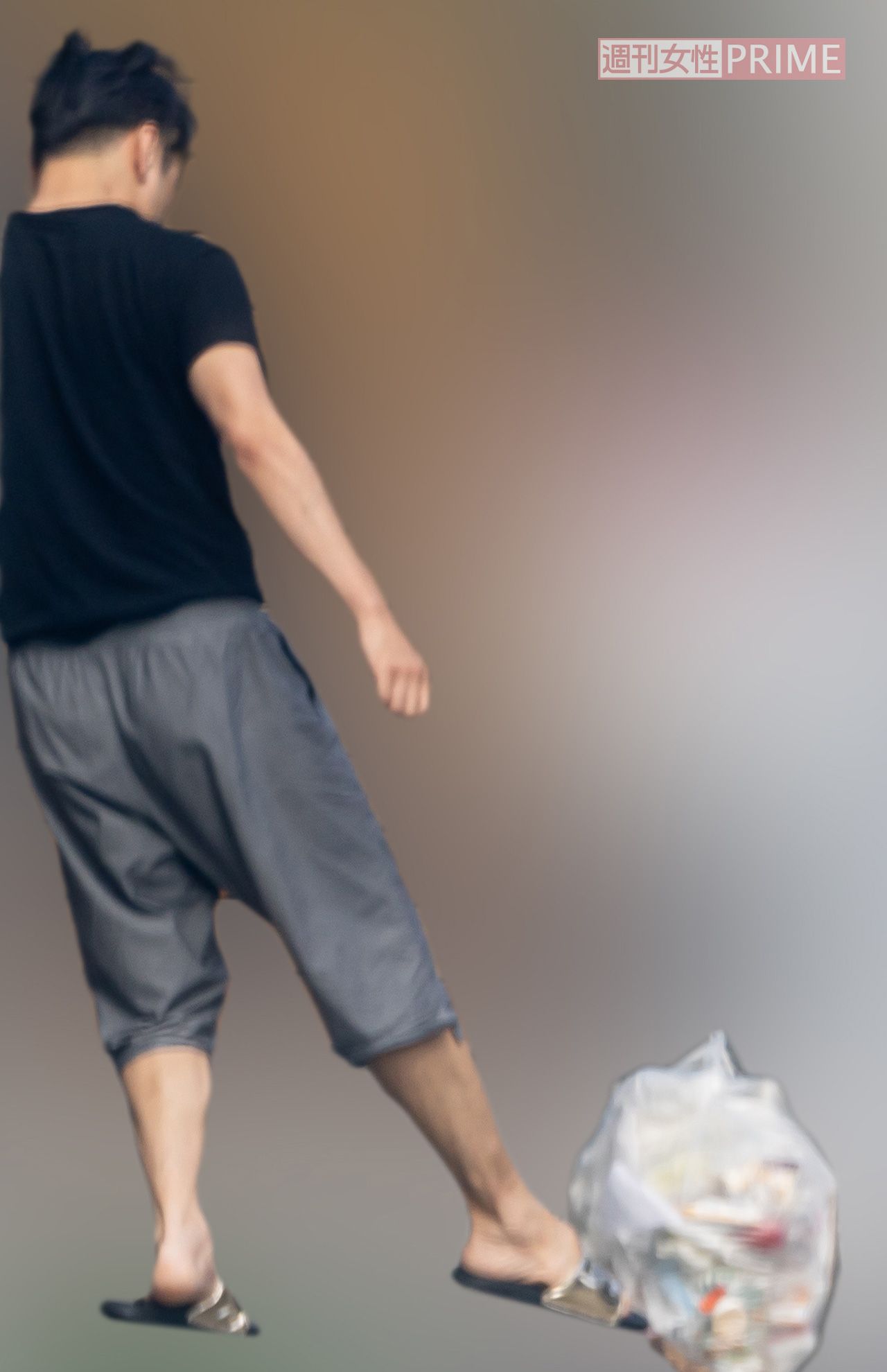 再婚報道から間もない8月中旬の早朝、ゴミを捨てに表に出てきた香川照之。ゴミ袋の位置を足で調整していた