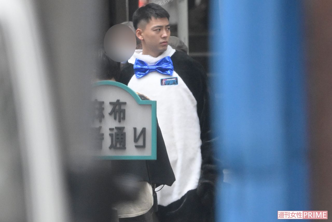 ドラマ『六本木クラス』ロケ、パンダの着ぐるみをきる竹内涼真（2022年5月）