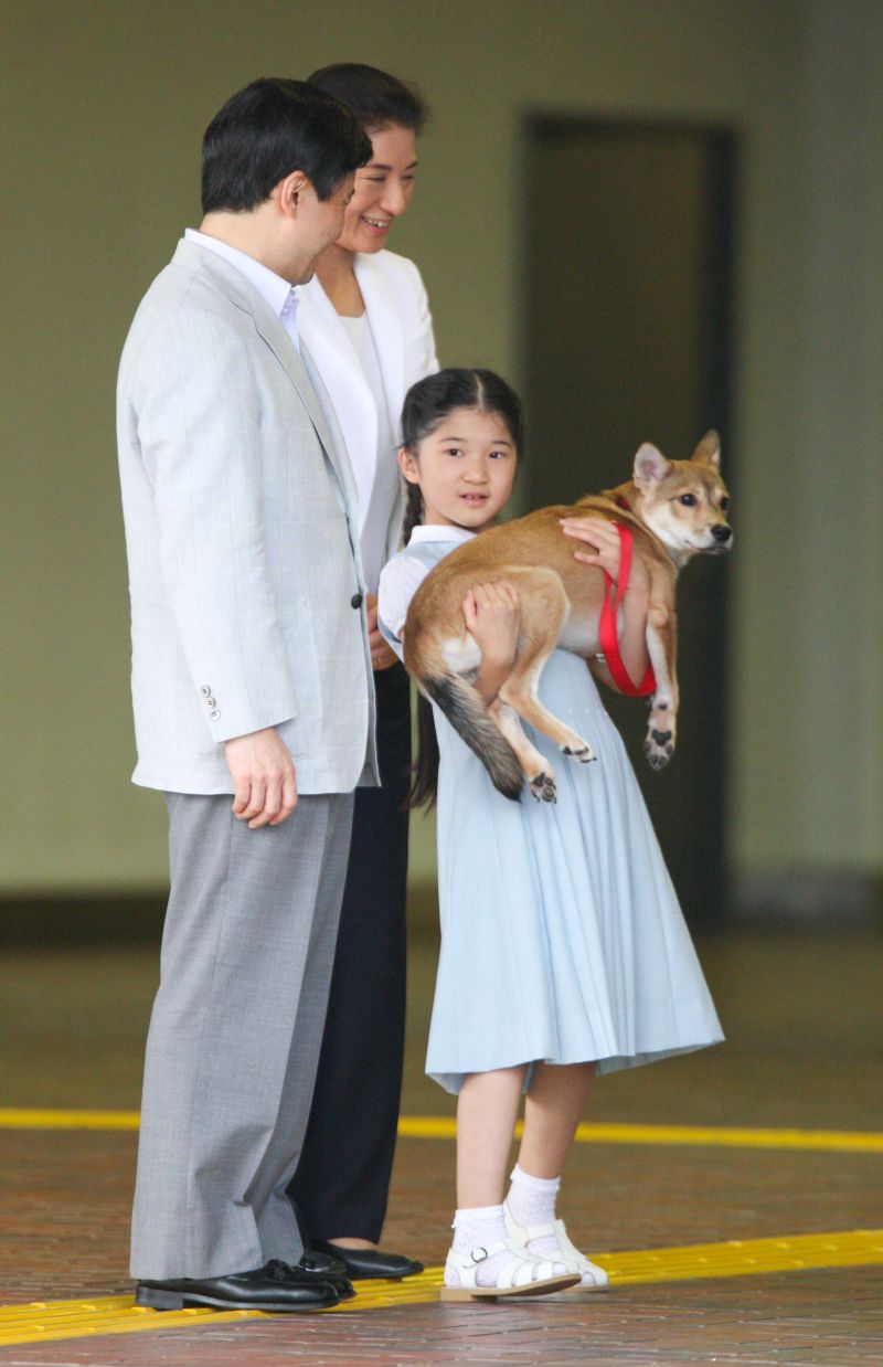 2009年8月。那須御用邸に向かわれる那須塩原駅にて。すっかり大きくなった由莉を、高らかに抱っこされる愛子さま　撮影／JMPA