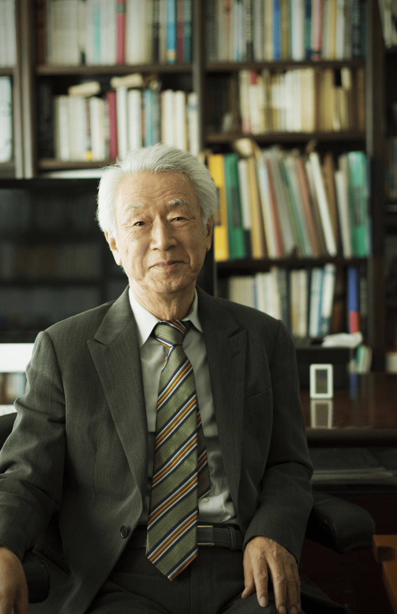 自宅の書斎でもパソコンに向き合い、原稿を書くことが日常という加藤さん。後世に残したい言葉はまだまだ尽きない