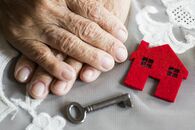 高齢ひとり身がぶち当たる『身元保証人』の壁 心の中で叫んだ「死ねというのか!!」