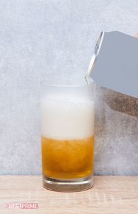 （2）泡がひいたら注ぐ　撮影／山田智絵