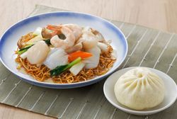 『海鮮焼そばと豚まんのセット』は税込み1140円。