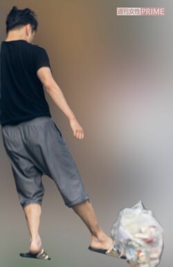 再婚報道から間もない8月中旬の早朝、ゴミを捨てに表に出てきた香川照之。ゴミ袋の位置を足で調整していた