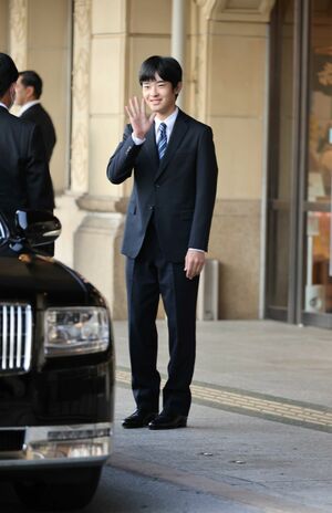 9月7日、宇治山田駅の駅頭にて笑顔でお手振り