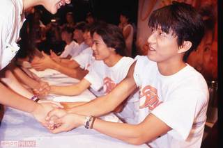 西武園遊園地で開かれたSMAPデビュー発表会で。積極的なファンにちょっとたじろぐ!?（1991年9月8日）