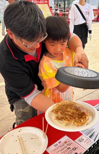 味の素冷凍食品では、みんなにおいしくて安心の「米粉でつくったギョーザ」を好評発売中。さらに「アレルギーフレンドリーDAY」というイベントも開催。垣根を越えた“おいしい時間”を提供。さまざまなニーズに応えている