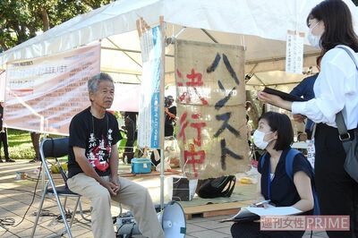 ハンスト中、取材を受ける具志堅さん。6月23日の「沖縄慰霊の日」は平和祈念公園で実施　撮影／渡瀬夏彦
