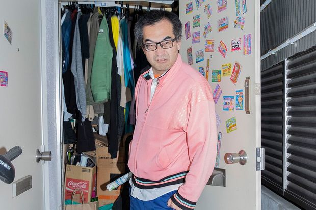 玄関扉のウラにはよく郵便受けに投函されている「マグネット」類が。捨てられないのだろう