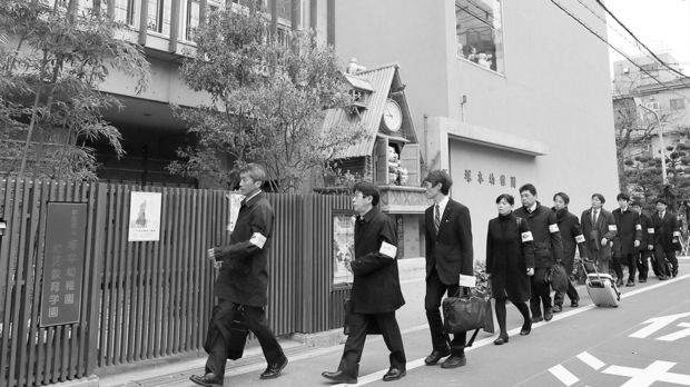 森友学園が運営する塚本幼稚園へ立ち入り調査に向かう大阪府職員ら＝3月31日