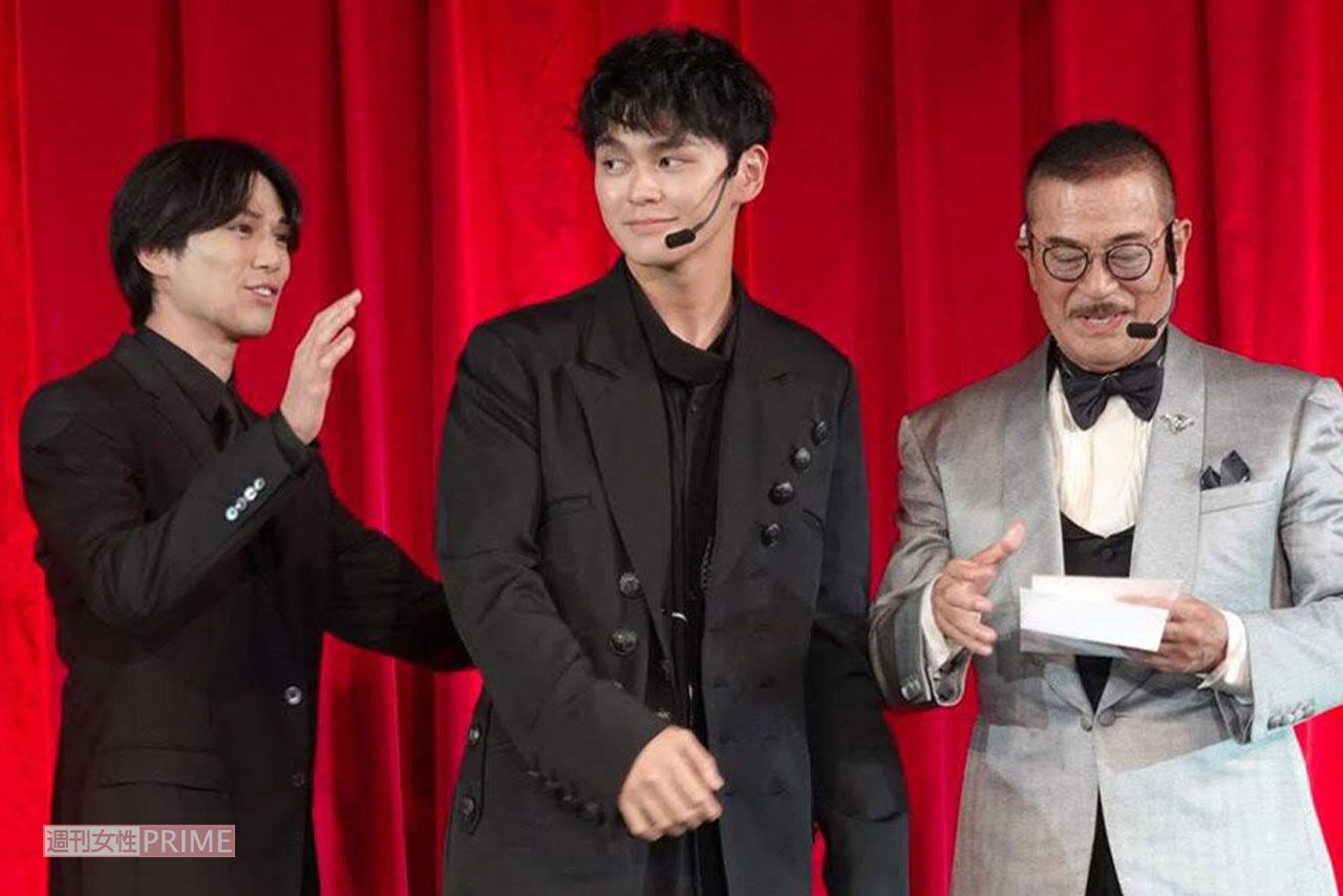 左から新田真剣佑、眞栄田郷、千葉真一さん