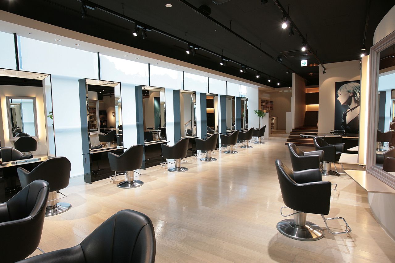 「加齢と髪形にお悩みの方は私のサロンにぜひいらしてください。お顔のたるみもカムフラージュできるうえに、お手入れも簡単な極上のヘアスタイルをご提案いたします」（MAYUMIさん）